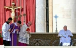 Le pape François, en fauteuil roulant, dirige la prière de l'Angélus, place Saint-Pierre au Vatican, le 6 avril 2025