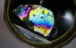 La structure de la glace fondue vue à travers un filtre polarisant à l'Institut du Permafrost à Iakoutsk, le 28 mars 2025 en Sibérie orientale