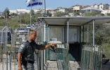 Un membre des forces de sécurité israéliennes après l'attaque à l'entrée de Har Adar, à une quinzaine de kilomètres à l'ouest de Jérusalem, le 26 septembre 2017
