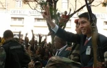 Lundi 16 mars 2009 -

Le nouvel homme fort de Madagascar, Andry Rajoelina (TGV) à son arrivée au palais présidentiel d'Ambohitforohitra (Photo D.R.)