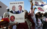 Des Sénégalaises saluent le passage d'Emmanuel Macron et de Macky Sall à Dakar, le 2 février 2018