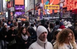 Des touristes marchent sur Times Square, à New York, le 30 décembre 2023