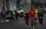Des joggeurs du club Midnight Runners s'entraînent au petit matin dans les rues du quartier de Skid Row à Los Angeles, le 12 décembre 2016