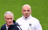 L'entraîneur assistant des Bleus Guy Stephan (d) et le sélectionneur Didier Deschamps dirigent une séance d'entraînement au Stade de France, le 13 novembre 2019