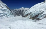 Des alpinistes sur le glacier Khumbu lors de leur ascension vers le sommet de l'Everest, le 3 mai 2024 au Népal