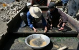 Des mineurs afghans extraient de l'or dans la zone de Shiwa, en Aghanistan, le 28 juillet 2026