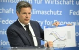 Le ministre allemand de l'économie Robert Habeck montre un graphique présentant les prévisions des niveaux de stockage de gaz, le 23 juin 2022, à son ministère à Berlin