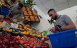 Le réfugié syrien Abdulrahim Al Khattab fait des  courses pour aider des personnes âgées, le 23 avril 2020 à Berlin, en Allemagne