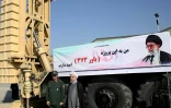 Photo diffusée par son cabinet du président Hassan Rouhani (à d.) au côté du ministre de la défense Hossein Dehghan devant le système anti-aérien Bavar 373, le 21 août 2016 à Téhéran