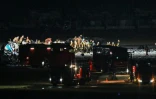 Véhicules de secours sur le lieu de la collision qui a provoqué la mort de cinq personnes entre un avion des garde-côtes japonais et un avion de la Japan Airlines (JAL) sur le tarmac de l'aéroport de Tokyo-Haneda le 2 janvier 2024