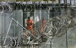 Des détenus à la prison de Guantanamo en janvier 2002, à Cuba
