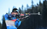 Le Français Emilien Jacquelin, sur le pas de tir lors de la poursuite aux Championnats du monde de biathlon, le 14 février 2021 à Pokljuka (Slovénie)