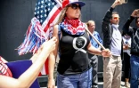 Des partisans de la mouvance complotiste "QAnon" manifestent contre les restrictions dues au coronavirus le 1er mai 2020 à San Diego (CAlifornie)