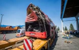 La carcasse d'un car immatriculé en Pologne qui a quitté la chaussée sur une autoroute hongroise faisant 12 morts et au moins 10 blessés graves, le 16 août 2026 près de Miskolc, dans le nord-est du pays 