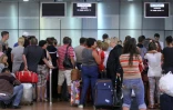 Des touristes attendent à l'aéroport de Charm El-Cheikh le 5 novembre 2015
