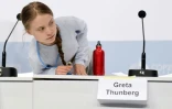 La militante suédoise pour le climat Greta Thunberg à son arrivée pour une conférence de presse avec d'autres jeunes activistes en marge de la COP25, à Madrid le 9 décembre 2019
