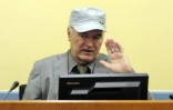 L'ex-chef militaire des Serbes de Bosnie, le général Ratko Mladić, dans la salle d'audience lors de sa comparution initiale devant le Tribunal pénal international pour l'ex-Yougoslavie (TPIY) à La Haye, le 3 juin 2011