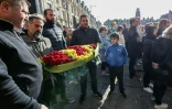 Une foule se rassemble sur la Gand'Place à Arras pour rendre hommage à Dominique Bernard, le 15 octobre 2023