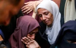 Des femmes pleurent lors des funérailles de Palestiniens tués la veille dans un bombardement israélien, à l'hôpital Nasser à Khan Younès, dans le sud de la bande de Gaza, le 20 juillet 2025