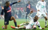 L'attaquant parisien Bradley Barcola (g) et le capitaine lyonnais Alexandre Lacazette, le 25 mai 2024 à Villeneuve-d'Ascq