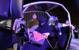 Une Saoudienne prend place à bord d'un simulateur de conduite dans une auto-école de Riyad, le 21 juin 2018