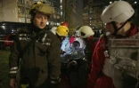 Une femme âgée évacuée après une attaque de drones à Kiev le 23 mars 2025