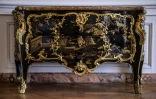 Une commode en laque noire du Japon, oeuvre de l'ébéniste Bernard II Van Riesen Burgh, dans la chambre de la Dauphine, le 5 juillet 2019 au Château de Versailles