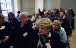 Des patients du Néerlandais Mark Van Nierop, surnommé le "dentiste de l'horreur" à leur arrrivée le 8 mars 2016 au tribunal de Nevers