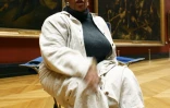 Toni Morrison posant pour une photo le 10 novembre 2006 au musée du Louvre, où elle avait officié comme commissaire d'une exposition.