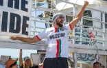 Un membre d'équipage du Handala, un nouveau bateau transportant des militants pro-palestiniens et de l'aide humanitaire à destination de Gaza, le 13 juillet 2025 à Syracuse, en Sicile