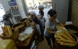 Vente de baguettes dans une boulangerie de Hanoï, le 30 août 2016
