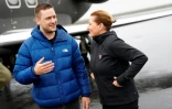 La Première ministre danoise Mette Frederiksen est accueillie par le Premier ministre du Groenland Jens-Frederik Nielsen à son arrivée à Nuuk, au Groenland, le 14 juin 2025