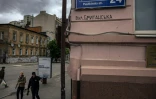 Un panneau de la "rue Pouchkine", où figure en dessous un graffiti de l'artiste de street-art ukrainien Gamlet qui a écrit en dessous "rue Britannique" à Kharkiv, dans l'est de l'Ukraine, le 22 mai 2022

