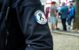 Un badge de policier marqué d'un écusson "forces de l'ordre en deuil" à Saint-Etienne le 19 juin 2016