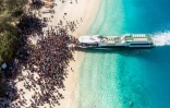 Vue aérienne d'une foule attendant de quitter l'île indonésienne de Gili Trawangan, voisine de celle de Lombok, frappée dimanche par un séisme meurtrier, le 8 août 2018