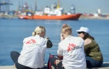 Des membres de Médecins sans Frontières assistent à l'arrivée de l'Aquarius dans le port de Valence en Espagne le 17 juin 2018