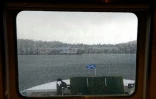 Le drapeau écossais flotte à la proue d'un ferry arrivant à Rothesay, sur l'île de Bute, en Ecosse, le 11 décembre 2015