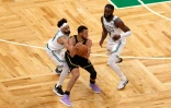 Stephen Curry, des Golden State Warriors, aux prises avec Derrick White et Jaylen Brown (N.7) au cours du match 4 de la finale NBA le 10 juin 2022 à Boston