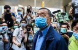 Le patron de presse hongkongais Jimmy Lai (c) arrive devant un tribunal pour des faits relatifs aux protestations de 2019, à Hong Kong, le 18 mai 2020