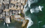 Vue aérienne de maisons touchées par l'élévation du niveau de la mer sur l'île de Tierra Bomba, face à Carthagène, en Colombie, le 24 février 2024