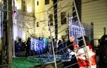 Des manifestants face à la police anti-émeute alors qu'ils tentent de pénétrer dans l'enceinte du palais présidentiel lors d'un rassemblement de l'opposition le jour des élections locales, le 4 octobre 2025 à Tbilissi, en Géorgie