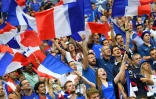 Des supporters lors du match d'ouverture de l'Euro-2016 France-Roumanie au Stade de France à Saint-Denis près de Paris, le 10 juin 2016