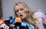 L'ancienne actrice de films pour adultes Stormy Daniels fait une déclaration à la presse à la sortie du tribunal de New York, le 16 avril 2018