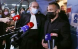 Mathieu Valbuena (d), fait une déclaration aux médias à côté de son avocat Paul Albert Iweins (c) à la fin de l'audience au tribunal de Versailles,  le 20 octobre 2021, au premier jour du procès de la sextape impliquant Karim Benzema