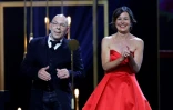Les metteurs en scène Christian Hecq et Valérie Lesort recevant le Molière de la création visuelle pour "Le Voyage de Gulliver" lors de la cérémonie des Molières le 30 mai 2022.