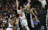 Le rookie français des Spurs Victor Wembanyama (#1) au contre face à Isaiah Hartenstein (#55), des New York Knicks, le 29 mars 2024 à San Antonio