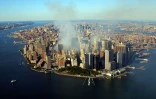 La fumée continue à s'élever de la pointe de Manhattan, le 15 septembre 2001, quatre jours après les attentats
