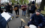 Des musiciens à Central Park venus jouer des morceaux des Beatles et de John Lennon, le 8 décembre 2020