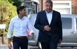 Le Premier ministre britannique Rishi Sunak (g) et le député conservateur nouvellement élu Steve Tuckwell, le 21 juillet 2023 à Ruislip