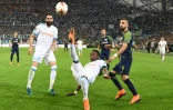 Le défenseur Adil Rami (g) et l'attaquant Bouna Sarr (c), de Marseille, lors de la demi-finale aller de l'Europa League face à Salzbourg, au Vélodrome, le 26 avril 2018